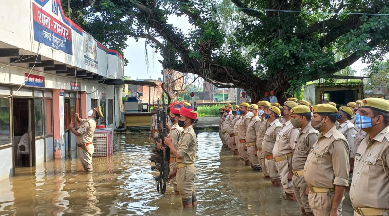 जौनपुर: रामपुर थाने में घुटने भर पानी में खड़े होकर पुलिसकर्मियों ने किया झंडारोहण!
