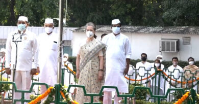 सोनिया गांधी ने कांग्रेस पार्टी के मुख्यालय पर किया ध्वजारोहण