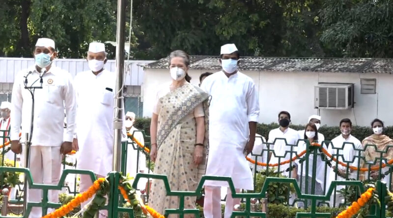 सोनिया गांधी ने कांग्रेस पार्टी के मुख्यालय पर किया ध्वजारोहण