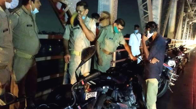 वाराणसी: राजघाट पुल से गंगा नदी में कूदे प्रेमी युगल! पुल पर मिली बाइक के आधार पर पुलिस कर रही छानबीन