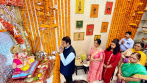 गणेश चतुर्थी उत्सव: महाराष्ट्र के पूर्व सीएम, विपक्ष के नेता देवेंद्र फडणवीस ने घर पर की गणपति की पूजा