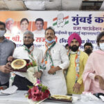 रवि राजा का सम्मान करते हुए मुंबई कांग्रेस के अध्यक्ष भाई जगताप, स्कूली शिक्षा मंत्री वर्षा गायकवाड, मुंबई शहर के पालकमंत्री असलम शेख, मुंबई कांग्रेस के कार्यकारी अध्यक्ष चरण सिंह सप्रा!