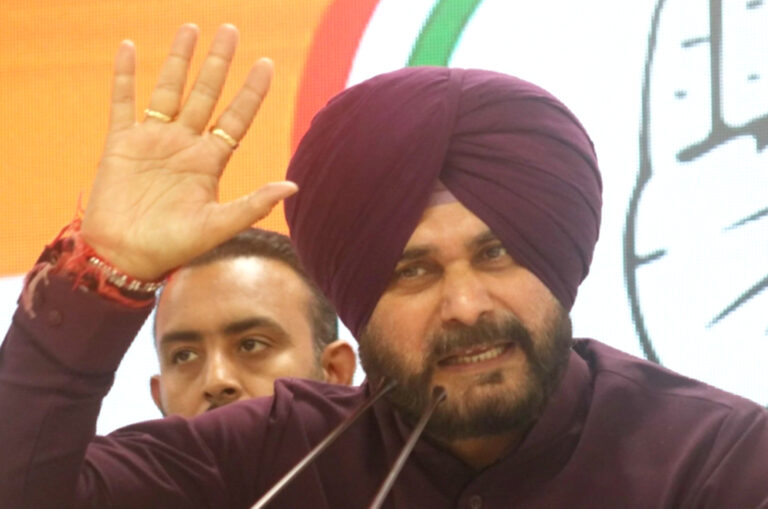 पंजाब कांग्रेस में घमासान: सिद्धू के बाद कैबिनेट मंत्री रजिया सुल्ताना और परगट सिंह का इस्तीफा!