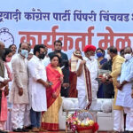 महाराष्ट्र के पिंपरी-चिंचवड़ में राकांपा कार्यकर्ताओं की बैठक में एनसीपी चीफ शरद पवार का सम्मान करते हुए कार्यकर्ता