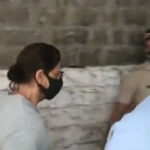 शाहरुख खान ग्रे टी-शर्ट पहने और चश्मा लगाए हुए बेटे आर्यन से मिलने पहुंचे थे ऑर्थर रोड जेल