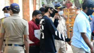 मुंबई: ड्रग्स पार्टी मामले में शाहरुख के बेटे आर्यन की गिरफ्तारी; एनसीबी कर रही अदालत में पेश, वकील पहुंचे कोर्ट