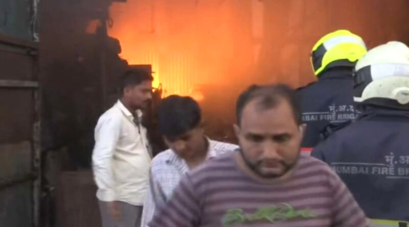 मानखुर्द के मंडाला स्थित भंगार के गोदाम में लगी भीषण आग, 12 गोदाम जले