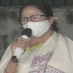 प्रधानमंत्री नरेंद्र मोदी से मुलाकात के बाद पत्रकारों से बातचीत करतीं हुईं सीएम ममता बनर्जी