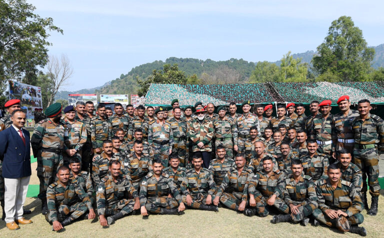 पीएम मोदी ने भारतीय सेना के साथ मनाई दीपावली!