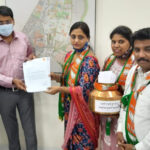 सहायक आयुक्त गजानन बेल्लाले को निवेदन पत्र सौंपते हुए प्रतिनिधिमंडल