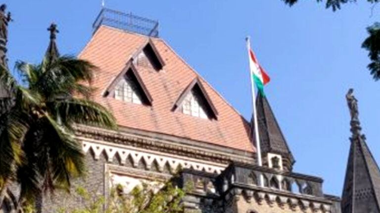 बिना टीकाकरण के मुंबई लोकल ट्रेन में यात्रा से रोकने का औचित्य बताए सरकार: अदालत