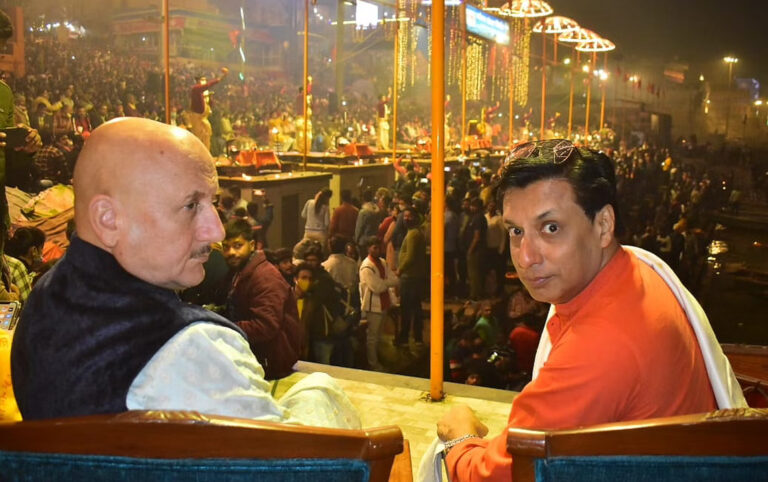अनुपम खेर, सतीश कौशिक और मधुर भंडारकर ने उठाया गंगा आरती का लुत्फ