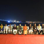 गंगा आरती में शामिल होने के बाद लाइट एंड साउंड शो को निहारते हुए पीएम मोदी