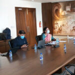 राज्य के कृषि और संबद्ध व्यवसायों के साथ-साथ घरेलू कामगारों, ड्राइवरों, वीडी श्रमिकों, कपड़ा उद्योग और मीडिया में असंगठित श्रमिकों की सामाजिक सुरक्षा के लिए एक स्वतंत्र निकाय स्थापित करने के लिए श्रममंत्री हसन मुश्रीफ द्वारा बुलाई गई एक बैठक में राकांपा चीफ शरद पवार ने भाग लिया।