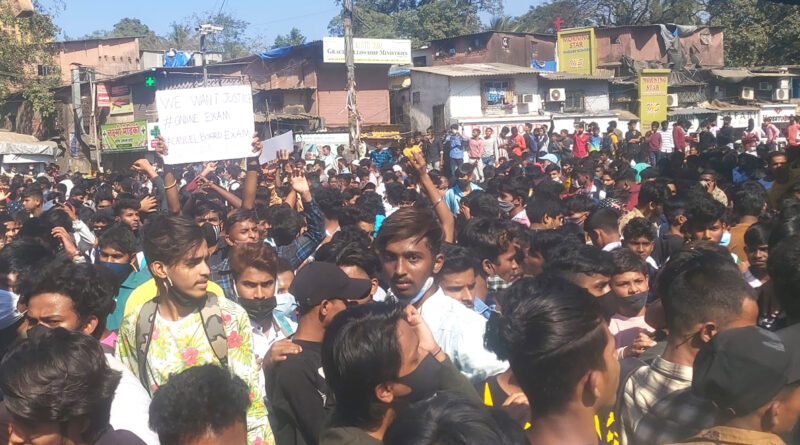 महाराष्ट्र: ऑफ़लाइन परीक्षा के खिलाफ स्कूली शिक्षा मंत्री के घर के बाहर छात्रों का उग्र प्रदर्शन!