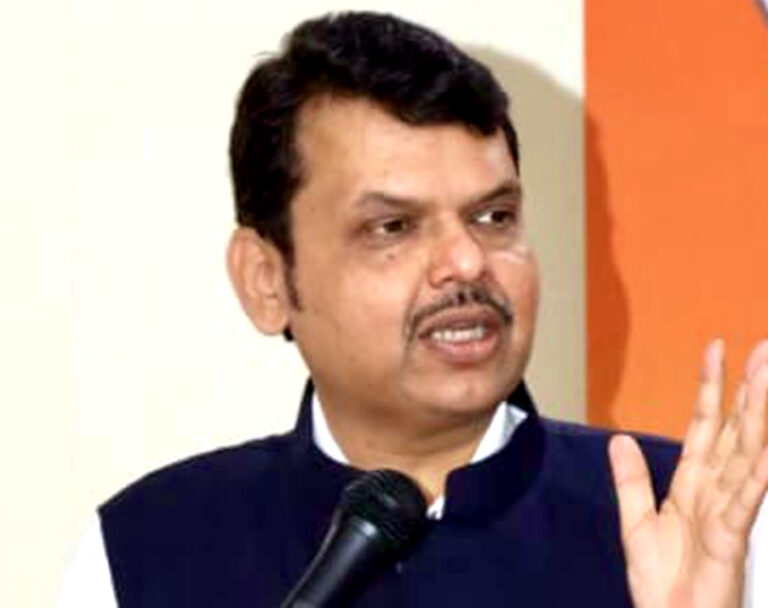 महाराष्ट्र: फडणवीस बोले- शिवसेना का हिंदुत्व केवल कागज पर