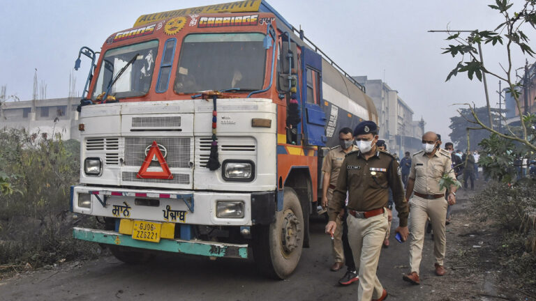 गुजरात में रसायन से भरा टैंकर लीक, जहरीले धुएं की चपेट में आने से 6 मजदूरों की मौत! 22 अस्पताल में भर्ती