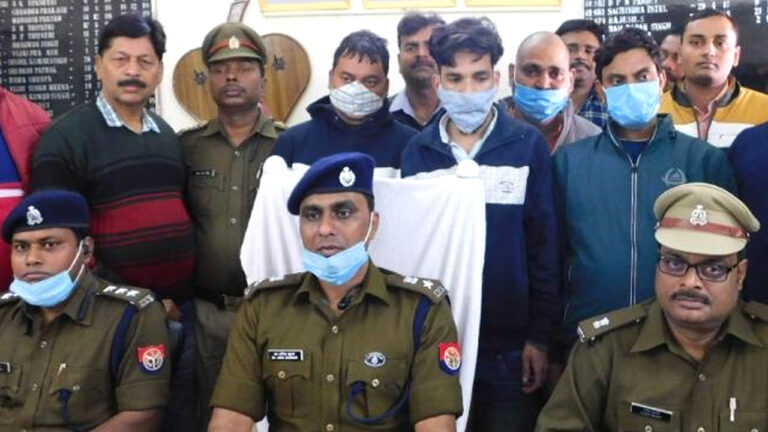 UP: भदोही में 1.82 लाख के नकली नोट बरामद! इनामी बदमाश समेत चार गिरफ्तार