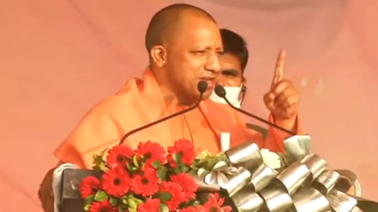 रामपुर में गरजे सीएम योगी- कहा, सपा सरकार में युवाओं को म‍िला धोखा, चाचा-भतीजा करते थे लूट!