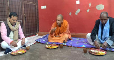 गोरखपुर में दलित के घर CM योगी आद‍ित्‍यनाथ ने खाई खिचड़ी, जानें- क्या है 40 वर्ष पुरानी ये परंपरा