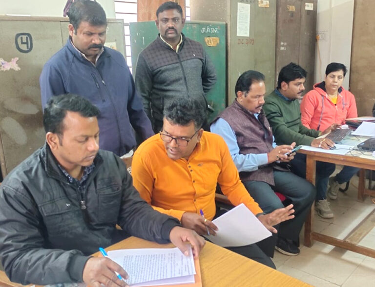 जबलपुर में पांच हजार की रिश्‍वत लेते आदिवासी विकास विभाग का बाबू पकड़ाया