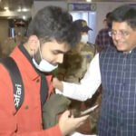 मुंबई एयरपोर्ट पर केंद्रीय मंत्री पीयूष गोयल सुरक्षित लौटे सभी यात्रियों का स्वागत करते हुए