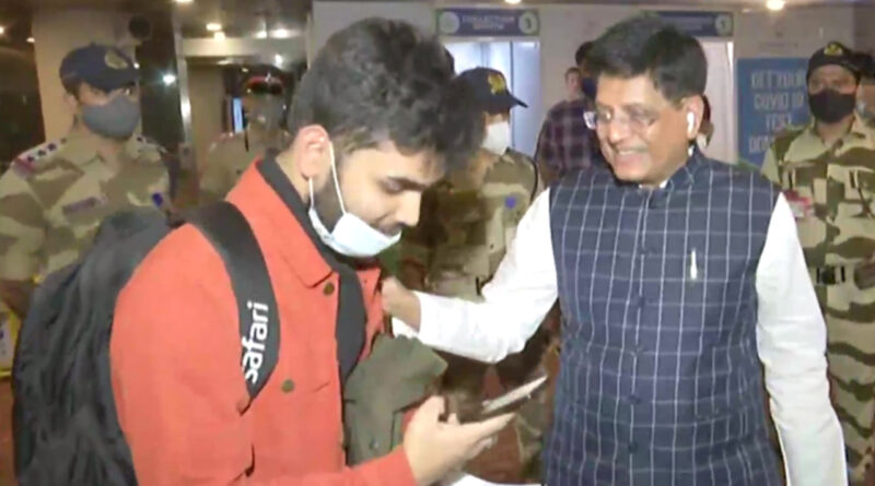 मुंबई एयरपोर्ट पर केंद्रीय मंत्री पीयूष गोयल सुरक्षित लौटे सभी यात्रियों का स्वागत करते हुए