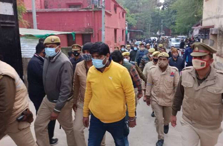 वाराणसी में नकली कोरोना रोधी वैक्सीन बनाने वालों की पुलिस कर रही तलाश