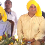 शपथ ग्रहण समारोह में दिल्‍ली के मुख्‍यमंत्री अरविंद केजरीवाल, उपमुख्‍यमंत्री मनीष सिसाेदिया भी पीली पगड़ी में समारोह में मौजूद रहे।