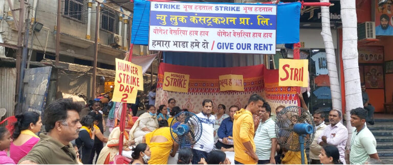 बिल्डर की मनमानी के खिलाफ 'सोसायटी' के लोगों ने शुरू किया धरना व भूख हड़ताल
