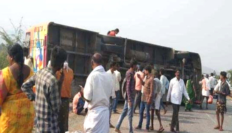 कर्नाटक में बस पलटने से आठ लोगों की मौत! 20 से अधिक गंभीर रूप से घायल;