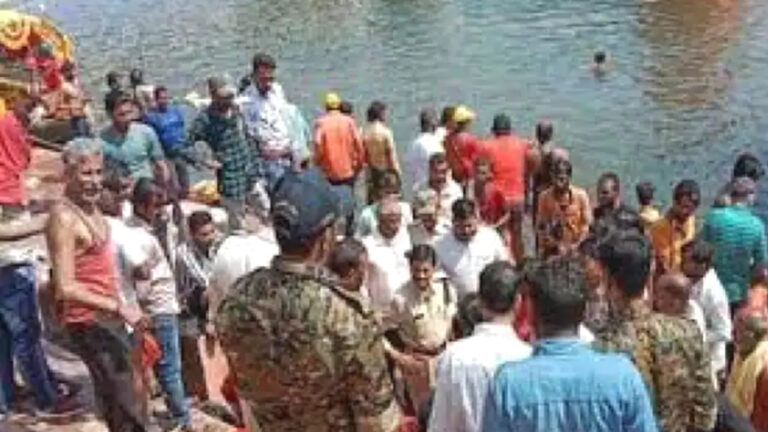 चित्रकूट में 35 लोगों के साथ पलटी नाव, सतर्कता से सभी को बचाया गया
