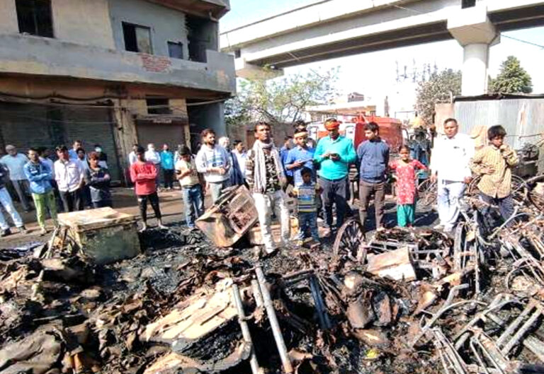 दिल्ली के गोकुलपुरी इलाके की झुग्गियों में आग लगने से 7 की मौत!