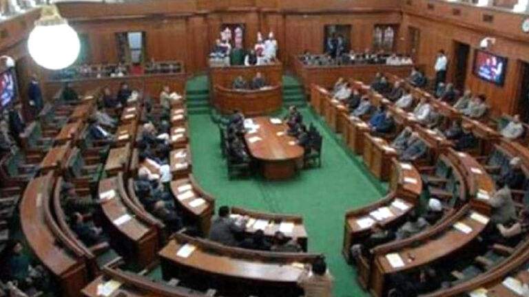 दिल्ली विधानसभा में हंगामा: भाजपा के तीन विधायक निलंबित