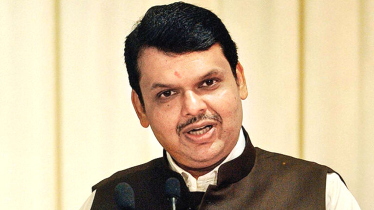 महाराष्ट्रः पूर्व सीएम फडणवीस के खिलाफ याचिकाएं दाखिल करने वाले वकील के आवास पर ईडी का छापा
