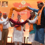 गुजरात प्रदेश भाजपा कार्यालय में पीएम मोदी का स्वागत करते हुए लोग