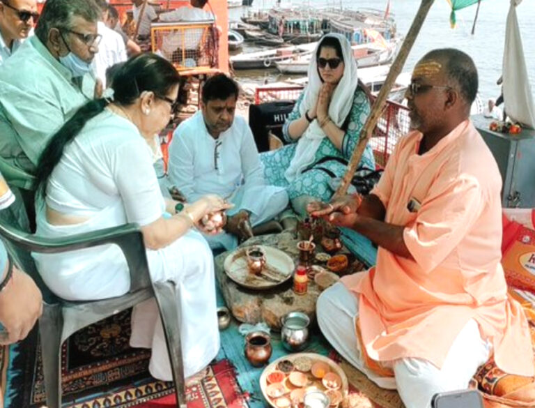 लता मंगेशकर का अस्थि-कलश गंगा में वैदिक रीति रिवाजों के साथ विसर्जित