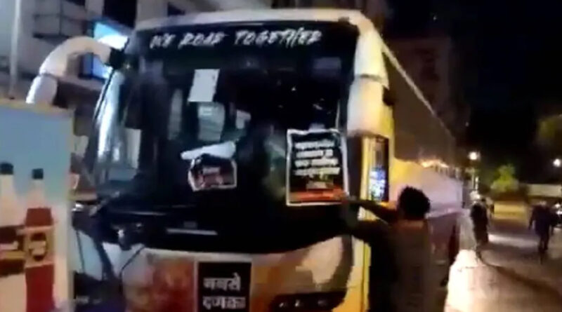 मुंबई में मनसे का IPL खिलाड़ियों और स्टाफ सदस्यों की बस पर हमला