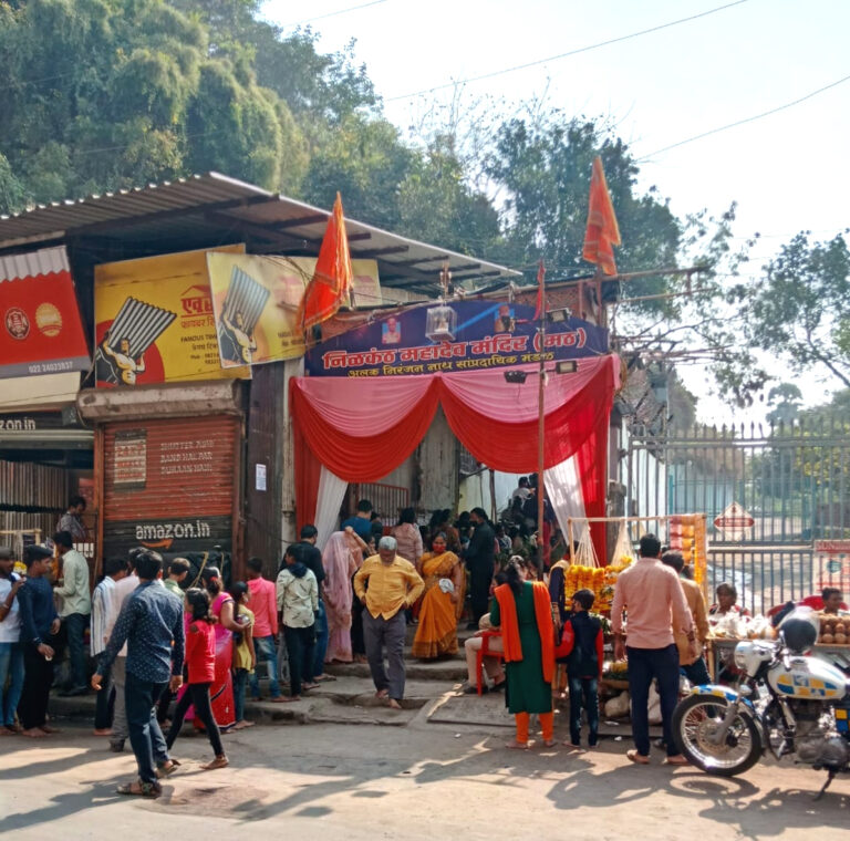 सायन-कोलीवाड़ा के शिव मंदिरों में उमड़ी शिव भक्तों की भीड़, लगे बम-बम भोले के जयकारे