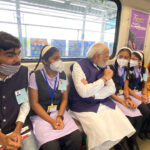 मेट्रो में यात्रा के दौरान पीएम मोदी ने छात्रों से बातचीत भी किया