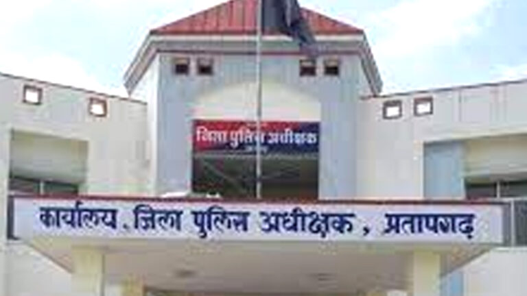 प्रतापगढ़ में पुलिसकर्मियों पर फायरिंग कर भाग रहे बदमाश के पैर में लगी गोली, दो फरार