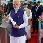 टिकट लेकर मेट्रो में सवार हुए पीएम मोदी