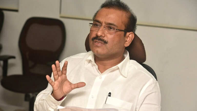उद्धव सरकार का बड़ा फैसला- हटाए गए सभी कोरोना प्रतिबंध, अब मास्क पहनना भी स्वैच्छिक होगा