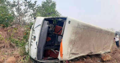 मुंबई-गोवा हाईवे पर ड्राइवर को आई झपकी..खाई में गिरी बस, 25 यात्री घायल; कई की हालत गंभीर