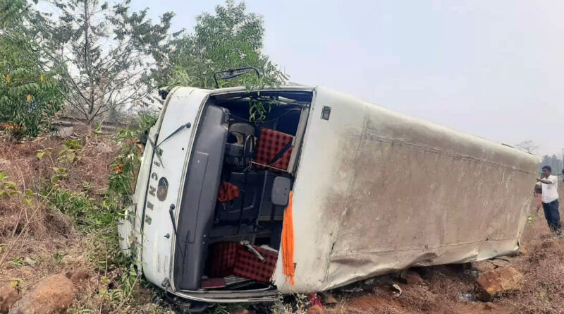 मुंबई-गोवा हाईवे पर ड्राइवर को आई झपकी..खाई में गिरी बस, 25 यात्री घायल; कई की हालत गंभीर