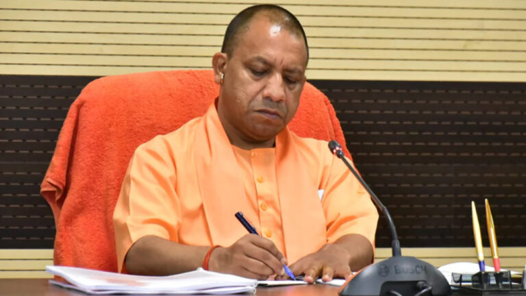 वाराणसी पहुंचे सीएम योगी, कहा- सभी अधिकारी अपने व्यवहार में लाएं सुधार, नहीं बर्दाश्त होगी लापरवाही