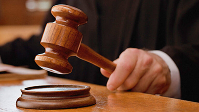 मुंबई: शख्स ने समलैंगिकता छिपाकर की शादी, हनीमून पर मेल पार्टनर को भी साथ ले गया! पत्नी ने खटखटाया कोर्ट का दरवाजा