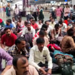 आज CSTM रेलवे स्टेशन पर बड़ी संख्या में ST कर्मचारी आंदोलन कर रहे हैं।