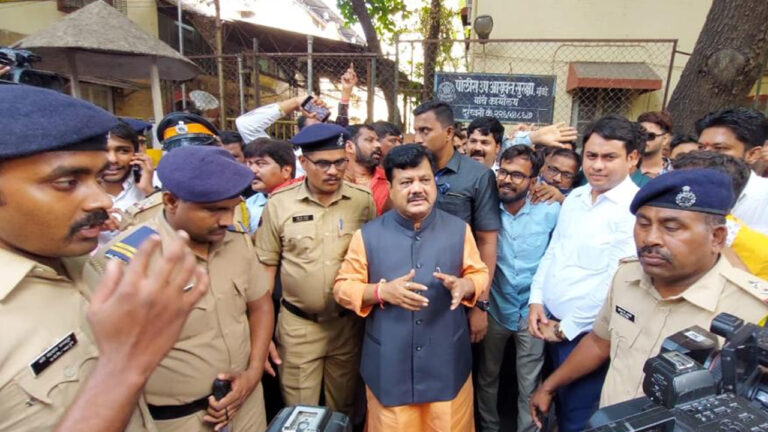 सहकारी बैंक धोखाधड़ी मामले में प्रवीण दरेकर से पुलिस ने की 3 घंटे तक पूछताछ