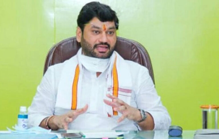 महाराष्ट्र: पांच करोड़ दो वरना रेप केस में फंसा दूंगी; कैबिनेट मंत्री धनंजय मुंडे को इंटरनेशनल नंबर से धमकी, आखिर कौन है धमकाने वाली महिला?